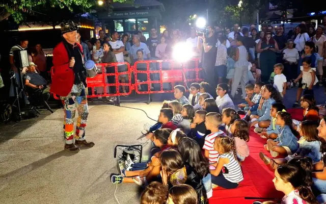 Espectáculo de magia El velocípedo de Billy Bluff con público infantil en el Paseo de San Gregorio