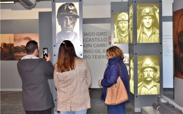 Visitantes recorriendo una sala del Museo de la Minería y el Carbonífero de Puertollano