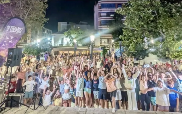 Espectáculo de magia de Pablo Román en la plaza del Ayuntamiento de Puertollano