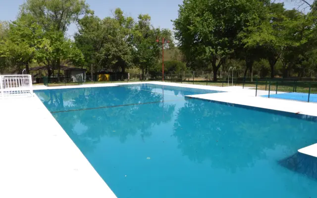 Vaso de la piscina de la Dehesa Boyal lleno de agua durante la fase final de las obras