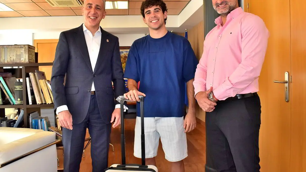 El alcalde de Puertollano recibe al atleta Alejandro Ríos tras su bronce en el Mundial Sub-20