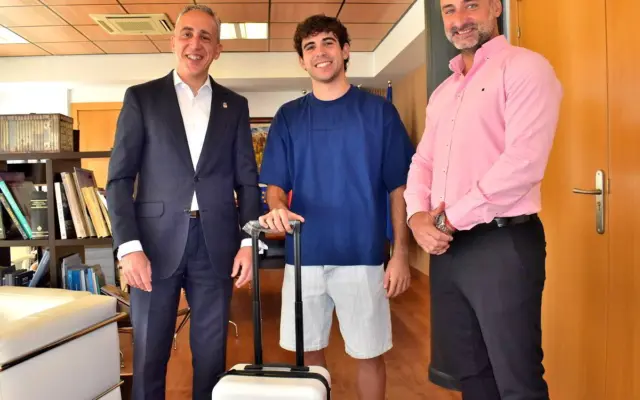 El alcalde de Puertollano recibe al atleta Alejandro Ríos tras su bronce en el Mundial Sub-20