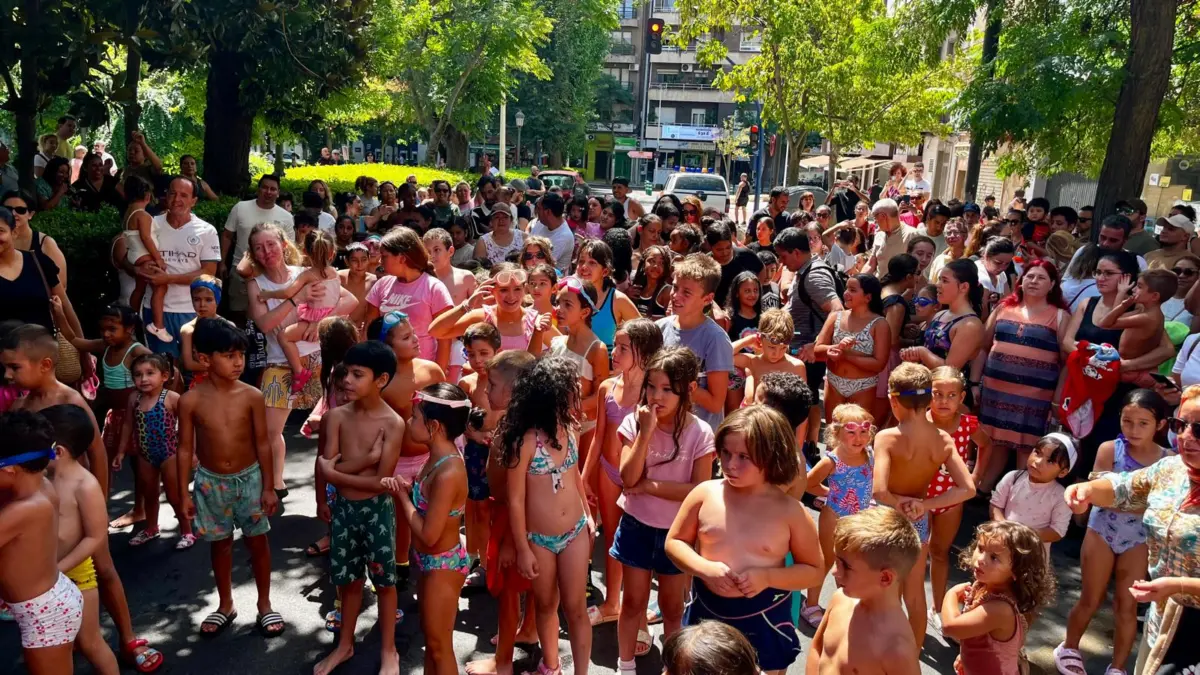 Niños bajando por el tobogán gigante instalado en el Paseo de San Gregorio durante la Fiesta del Agua