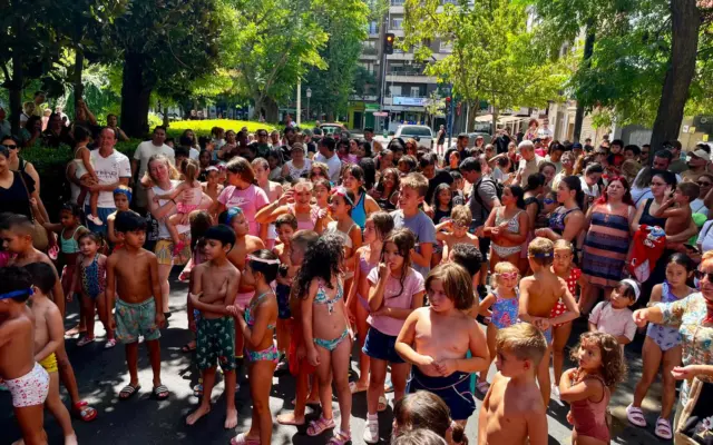 Niños bajando por el tobogán gigante instalado en el Paseo de San Gregorio durante la Fiesta del Agua