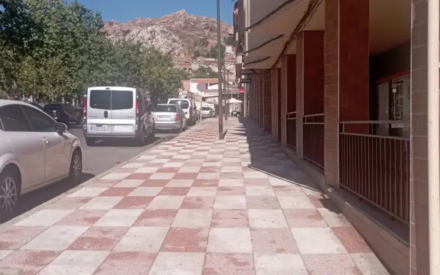 Operarios del servicio municipal de limpieza trabajando en una calle de Puertollano