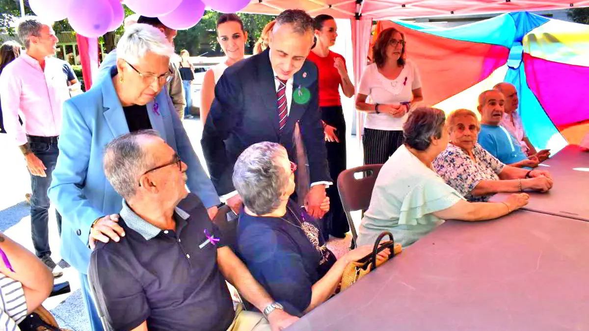Mesa informativa de APEN en el Paseo de San Gregorio de Puertollano por el Día Mundial del Alzheimer