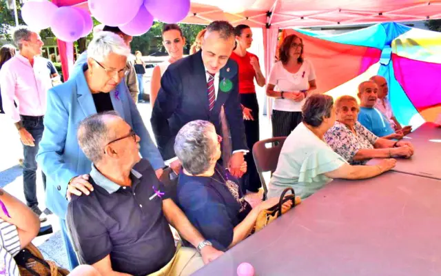 Mesa informativa de APEN en el Paseo de San Gregorio de Puertollano por el Día Mundial del Alzheimer