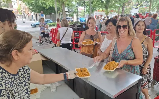 Raciones de arroz con pollo servidas en la carpa de fiestas del Paseo de San Gregorio en Puertollano