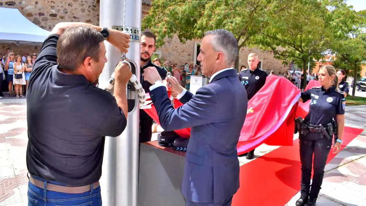 El alcalde y la Policía Local izan la bandera de Puertollano junto a la ermita de la Virgen de Gracia