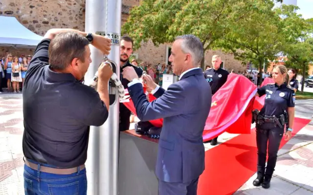 El alcalde y la Policía Local izan la bandera de Puertollano junto a la ermita de la Virgen de Gracia