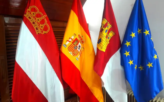 Bandera municipal de Puertollano ondeando
