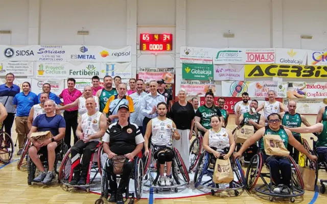 Jugadores de baloncesto en silla de ruedas durante el V Trofeo Inclusivo Ciudad de Puertollano