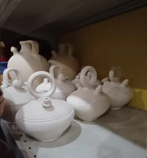 Botijos de barro preparados para el taller infantil de pintura