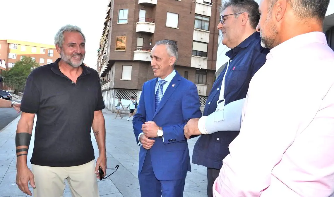 Acto de presentación del Calvo Sotelo Puertollano con el alcalde y Santi Cañizares