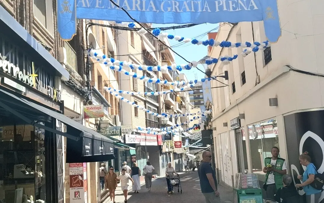 Guirnaldas instaladas por la Asociación El Capirote en la calle Aduana de Puertollano