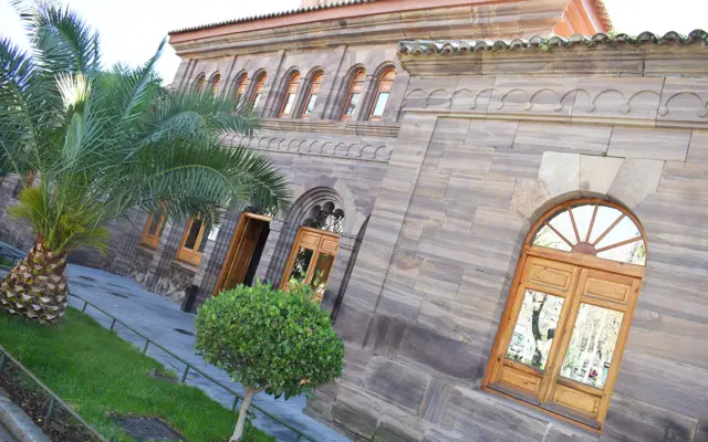 Fachada de la Casa de Baños de Puertollano, edificio del siglo XIX en el Paseo de San Gregorio