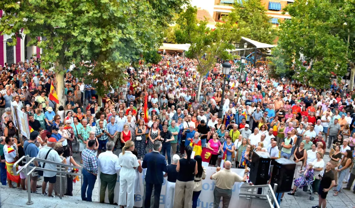 Vecinos de Puertollano concentrados en la plaza de la Constitución en apoyo a Ceuta