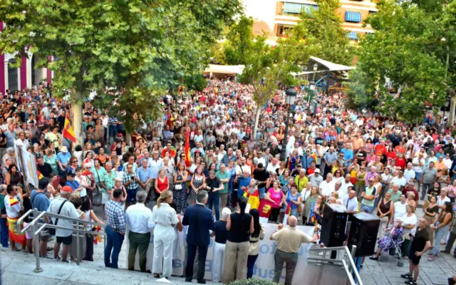Vecinos de Puertollano concentrados en la plaza de la Constitución en apoyo a Ceuta