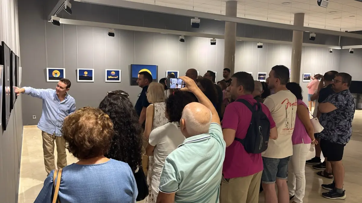 Visitantes en la inauguracion de la exposicion Bajo un mismo cielo en Puertollano