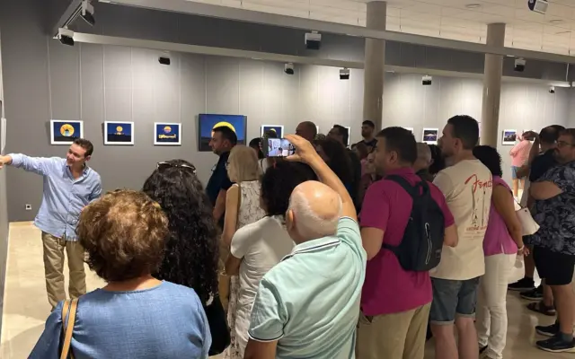 Visitantes en la inauguracion de la exposicion Bajo un mismo cielo en Puertollano
