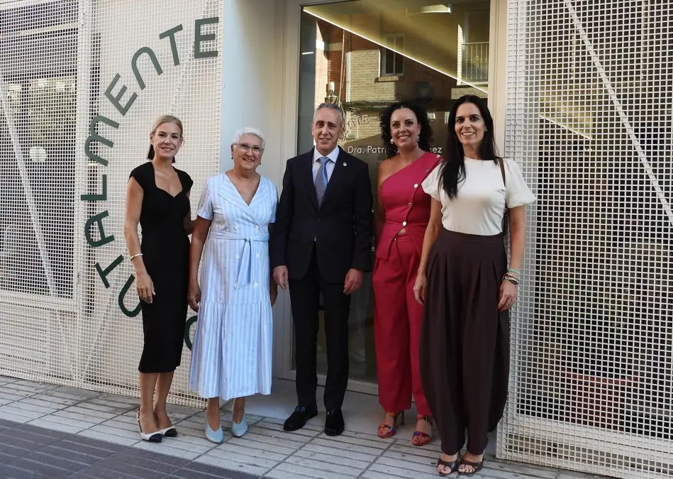 Acto de inauguración de la clínica dental Dentalmente en la calle Muelle de Puertollano
