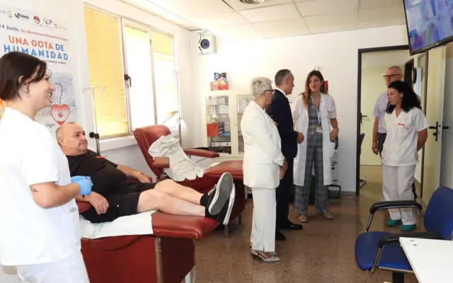 El alcalde de Puertollano visita la Hermandad de Donantes de Sangre en el Hospital Santa Bárbara