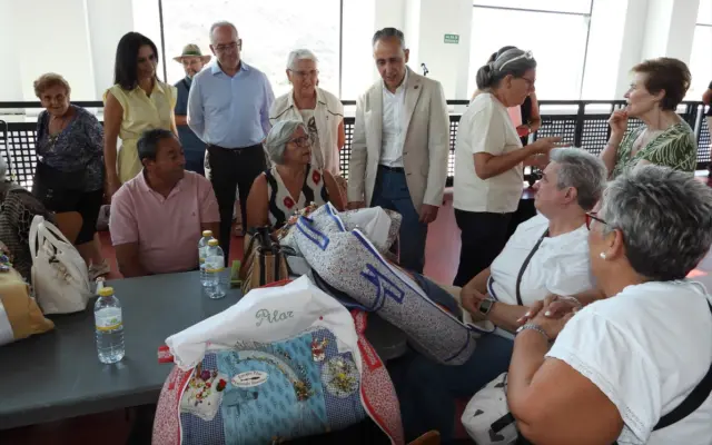 Participantes del XXVI Encuentro de Encajeras en el Pabellón La Central de Puertollano