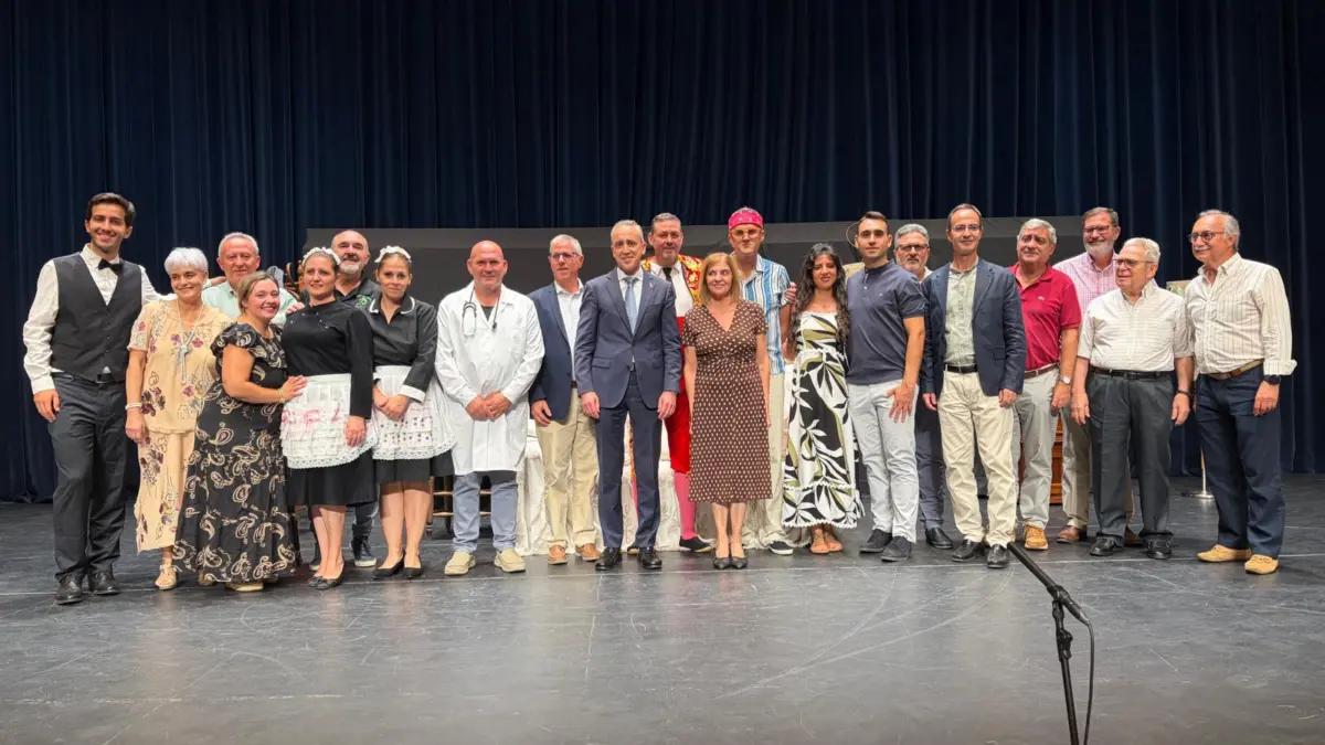 Público y actores del grupo Epidauro tras la representación del XIV teatro solidario de Arquicma en el Auditorio Municipal