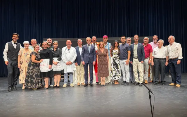 Público y actores del grupo Epidauro tras la representación del XIV teatro solidario de Arquicma en el Auditorio Municipal