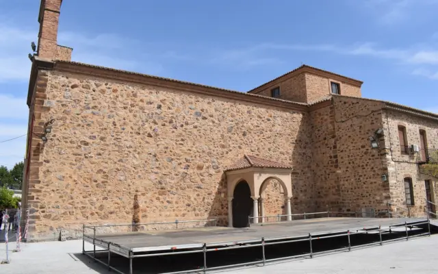 Glorieta de la ermita de la Virgen de Gracia preparada para la ofrenda floral de las fiestas patronales de Puertollano