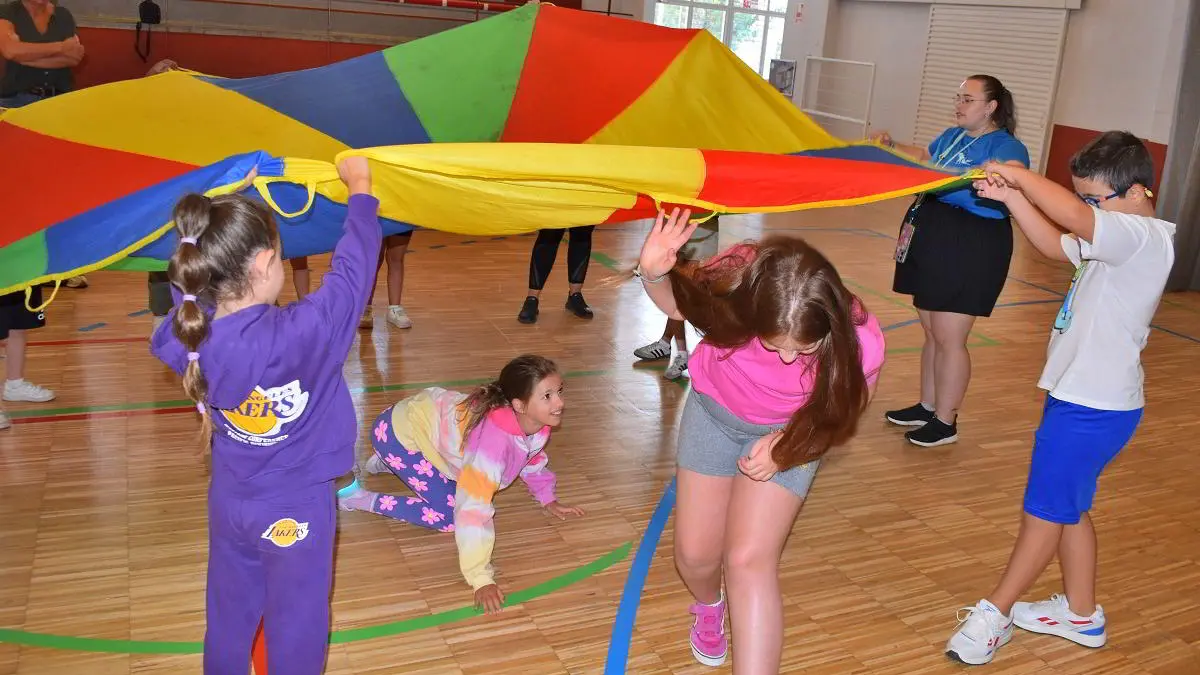 Niños y niñas de la Escuela de Verano de Puertollano durante una actividad de olimpiadas cooperativas