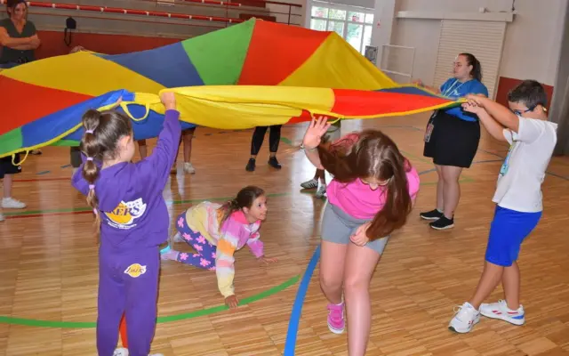 Niños y niñas de la Escuela de Verano de Puertollano durante una actividad de olimpiadas cooperativas