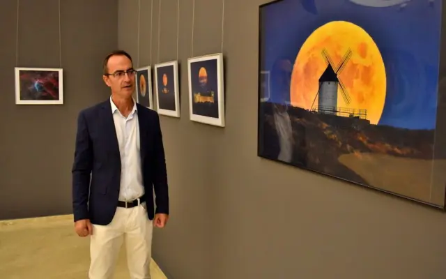 Fotografía de la exposición astrofótografía Bajo un mismo cielo en el Museo Cristina García Rodero de Puertollano