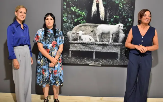 Estela de Castro en la inauguración de su exposición Retratos de familia en el Museo Cristina García Rodero