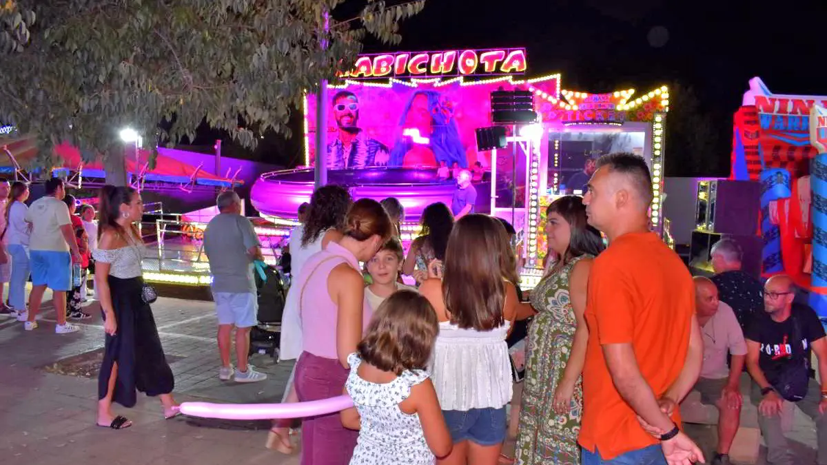 Niños y familias en las atracciones del recinto ferial José Mota de Puertollano