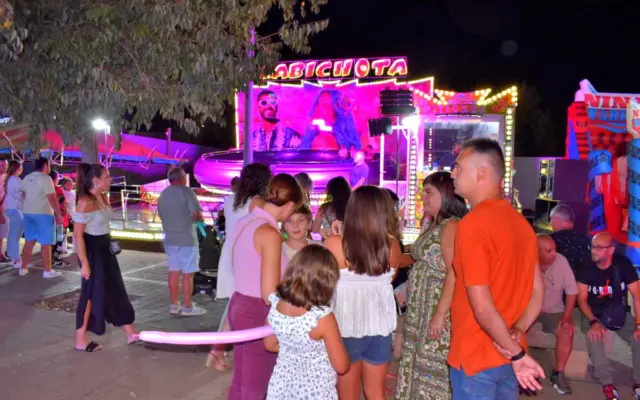 Niños y familias en las atracciones del recinto ferial José Mota de Puertollano