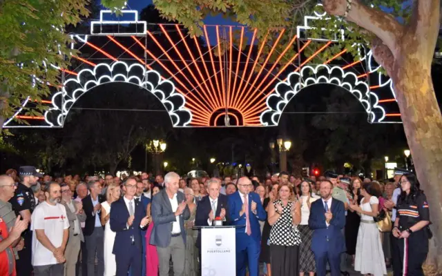 El alcalde de Puertollano corta la cinta inaugural de las fiestas en la Fuente de los Leones