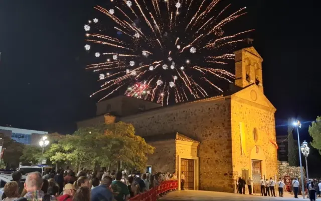 Fuegos artificiales lanzados desde el complejo de piscinas María Luisa Cabañero al cierre de las fiestas patronales de Puertollano