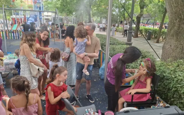 Niños y niñas participan en talleres de manualidades y pintacaras en el Paseo de San Gregorio durante las fiestas de Puertollano