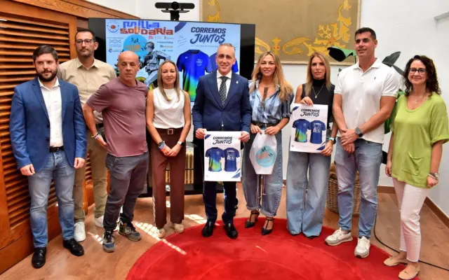 Cartel de la Milla Urbana Solidaria de la Fundación Escobar Camprubí en el Paseo de San Gregorio de Puertollano