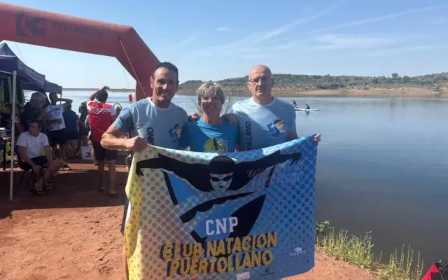Nadadores del Club Natación Puertollano en la prueba de aguas abiertas del embalse del Arenoso, en Montoro