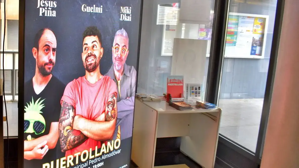 Pantalla informativa led instalada en un edificio municipal de Puertollano