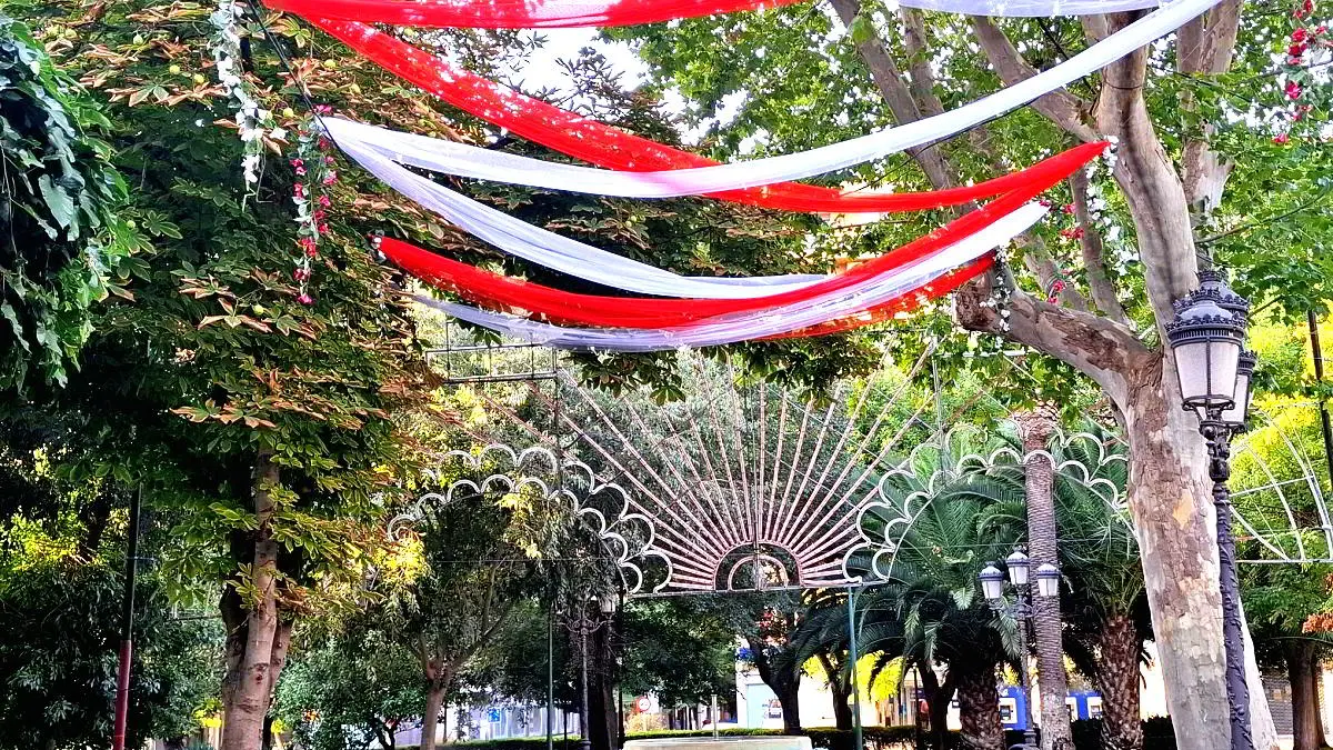 Paseo de San Gregorio engalanado con guirnaldas y arcos luminosos para las fiestas