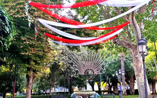 Paseo de San Gregorio engalanado con guirnaldas y arcos luminosos para las fiestas