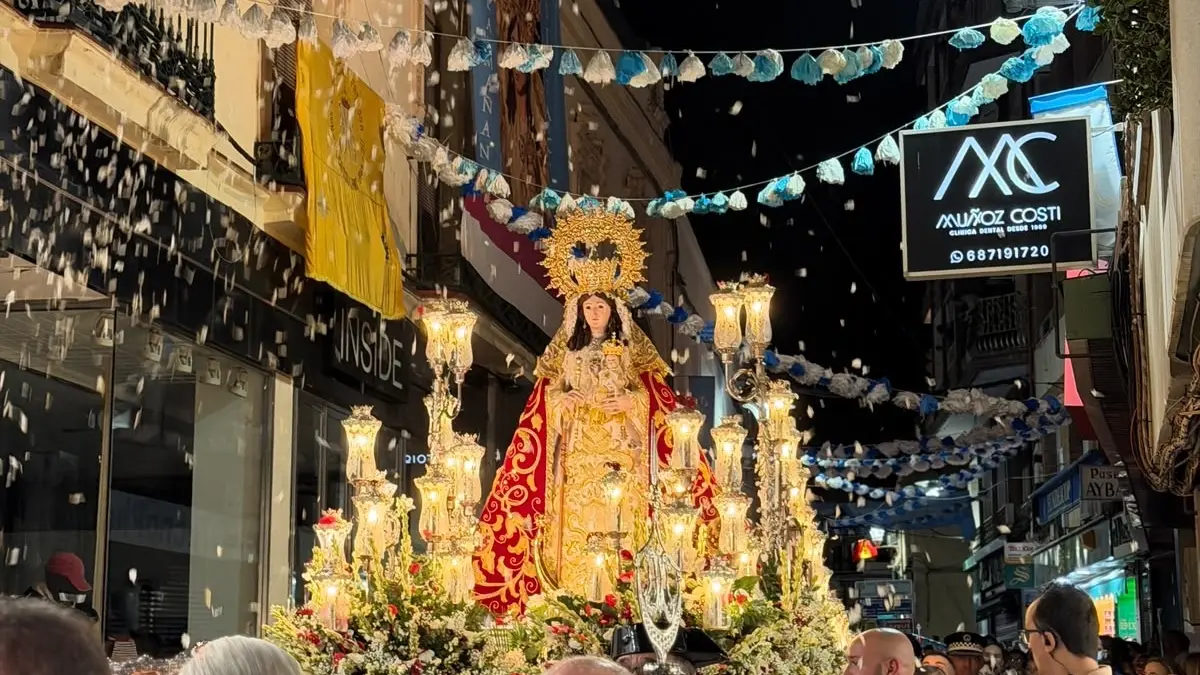 Pétalos y claveles lanzados al paso de la Virgen de Gracia en la calle Aduana de Puertollano
