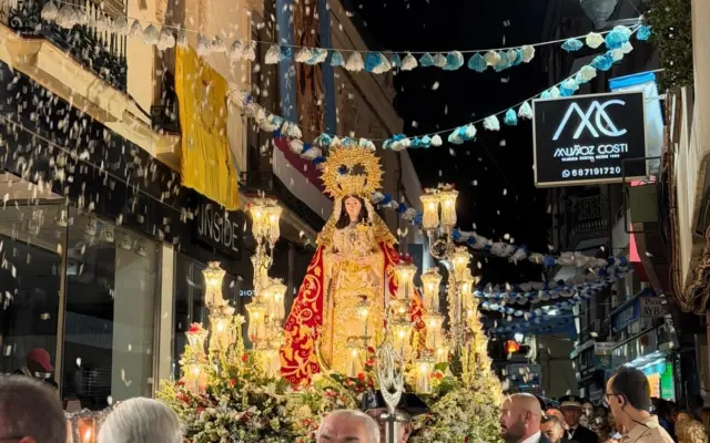 Pétalos y claveles lanzados al paso de la Virgen de Gracia en la calle Aduana de Puertollano