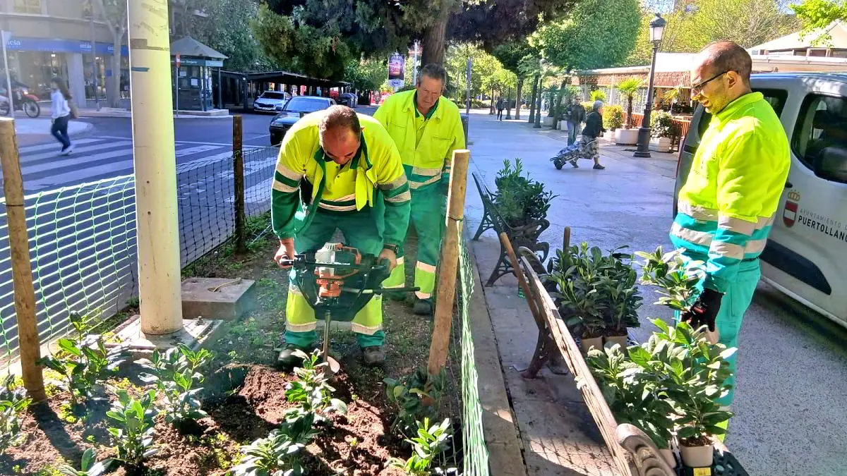 Trabajos de mantenimiento en una zona verde de Puertollano