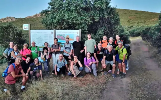 Senderistas del Patronato Municipal de Deportes de Puertollano en una ruta guiada por el entorno del Valle de Alcudia