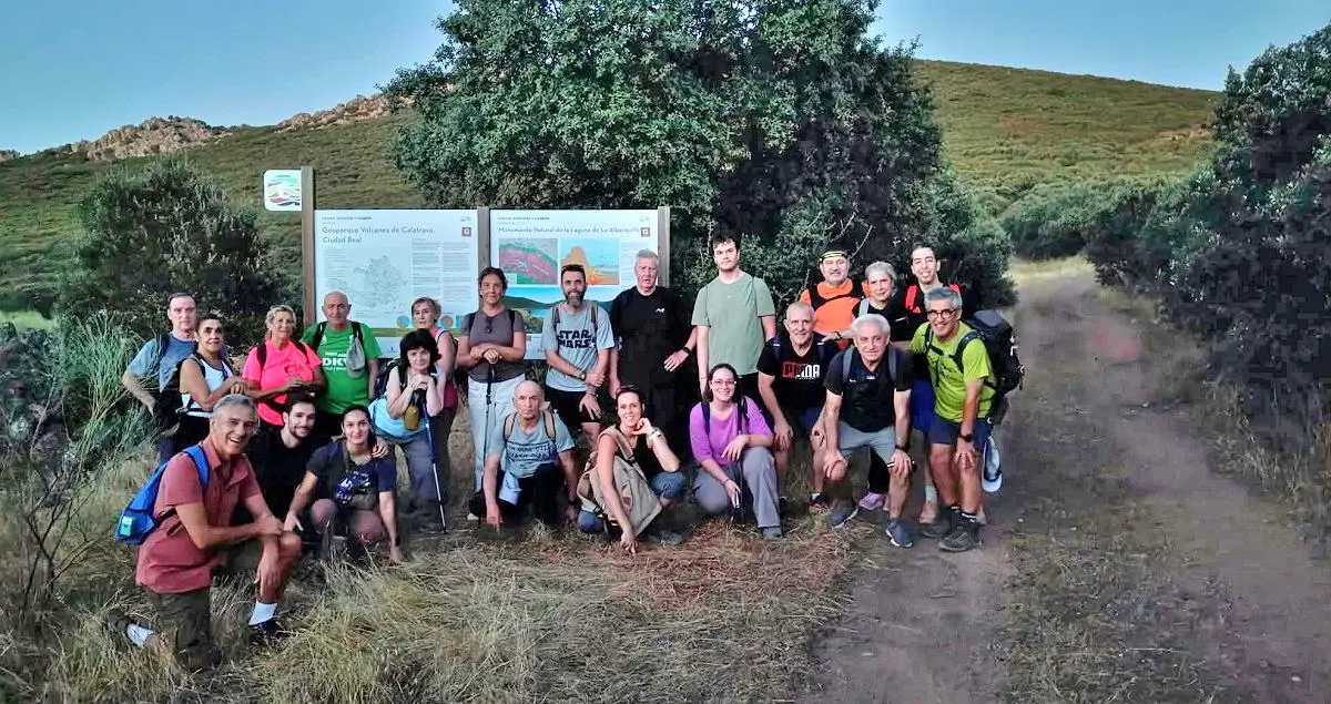 Senderistas del Patronato Municipal de Deportes de Puertollano en una ruta guiada por el entorno del Valle de Alcudia