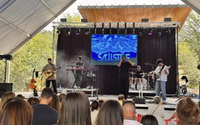 La banda gaditana Salistre actúa en la carpa del Paseo de San Gregorio durante las fiestas de Puertollano